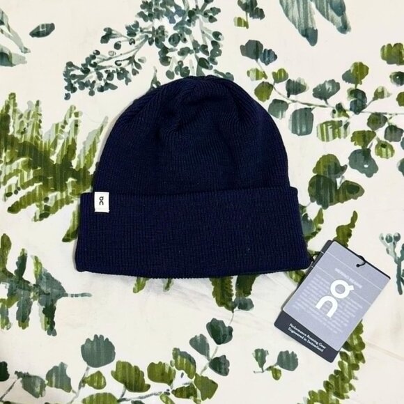 ON Merino Beanie - Picture 1 of 3